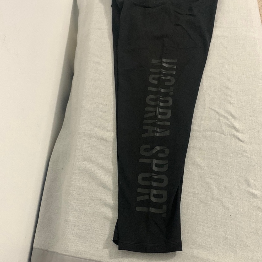 Victoria sport 3/4 length work out leggings in size medium